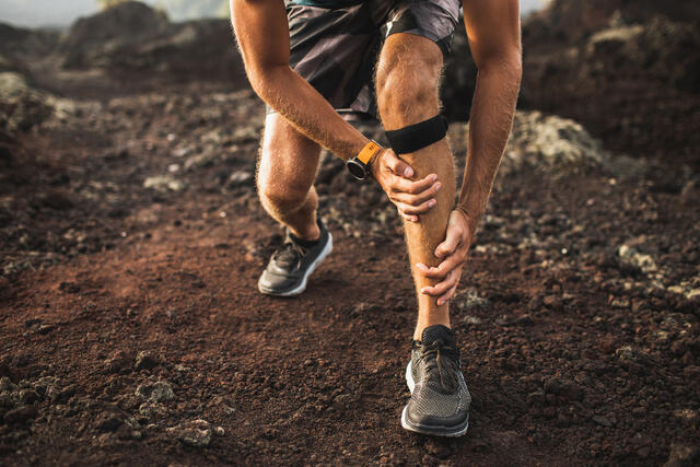 Runners knee gir smerter på utsiden av kneleddet. Tilstanden behandles med justering av treningsbelastning, alternativ trening, styrketrening og eventuelt NSAIDS. I noen tilfeller kan kortisoninjeksjoner benyttes.